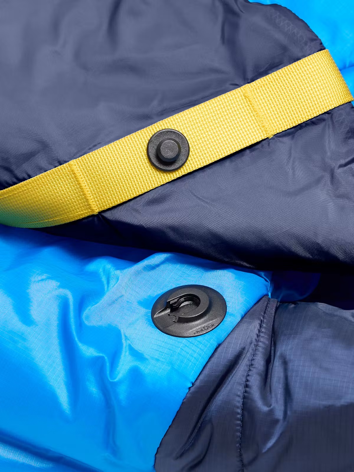 Marmot Wraptor 30 shoulder magnet and snap closure details